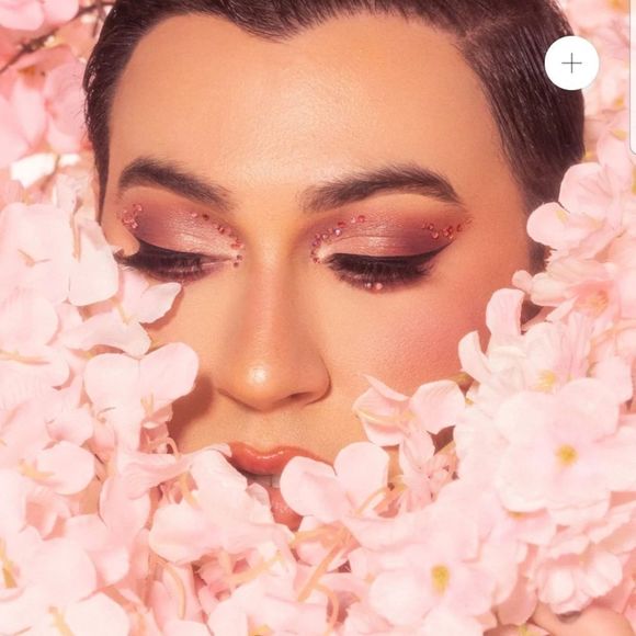 Lunar Beauty| Nude Prism Eyeshadow Palette - Picture 9 of 10